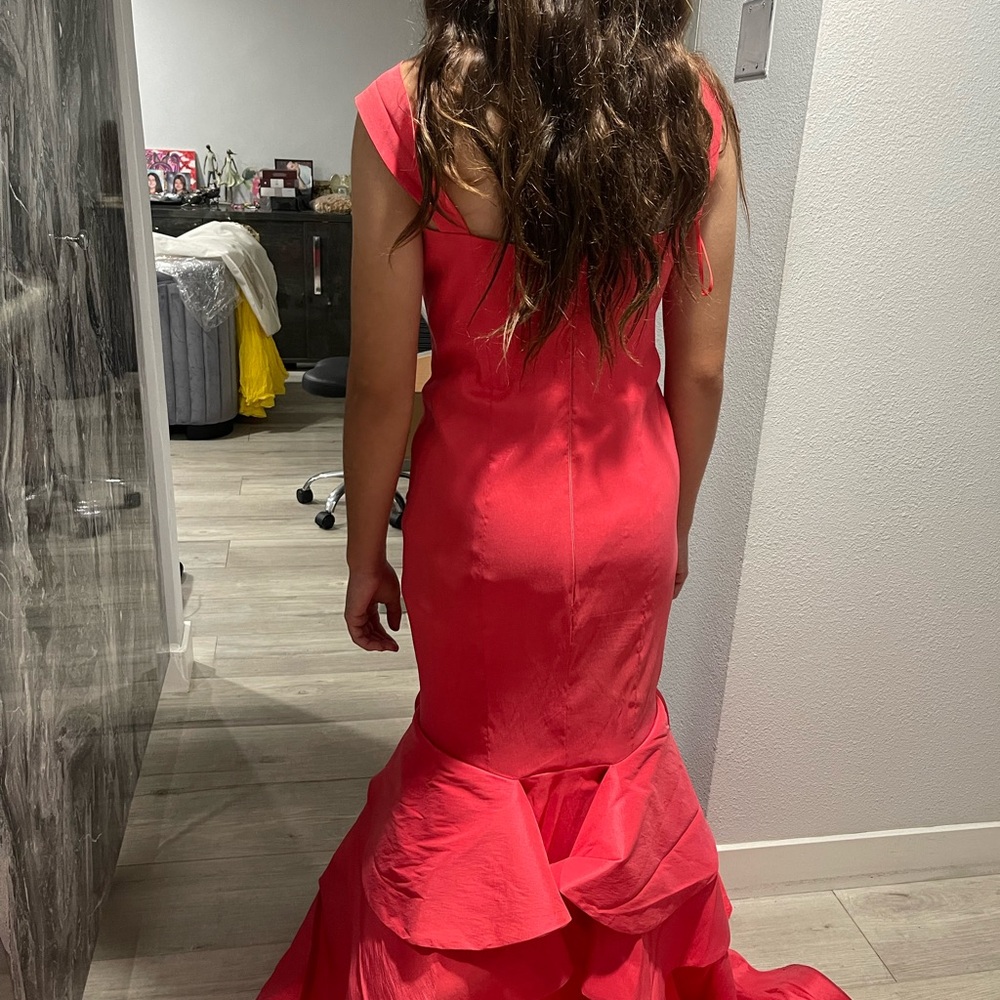 Elegant Red Evening Gown - Picture 2 of 3
